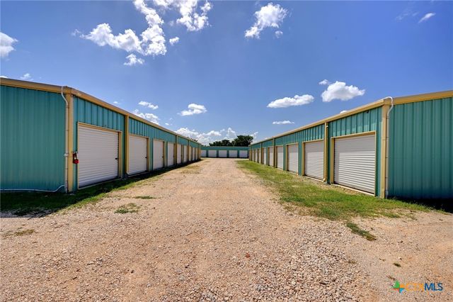 1940 S Magnolia Avenue, Luling, TX 78648