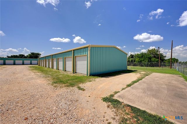 1940 S Magnolia Avenue, Luling, TX 78648