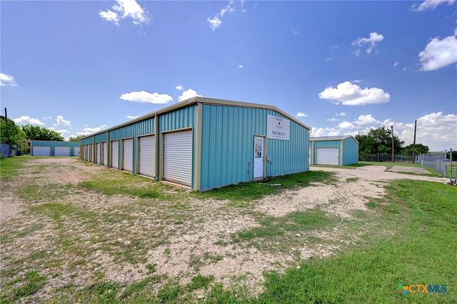 1940 S Magnolia Avenue, Luling, TX 78648
