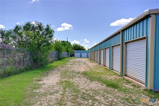 1940 S Magnolia Avenue, Luling, TX 78648