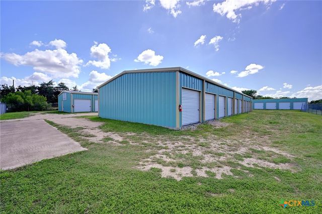 1940 S Magnolia Avenue, Luling, TX 78648