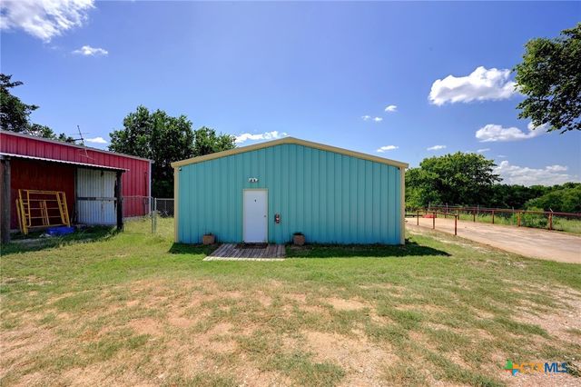 1940 S Magnolia Avenue, Luling, TX 78648