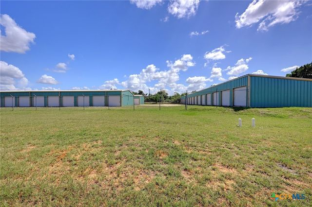 1940 S Magnolia Avenue, Luling, TX 78648