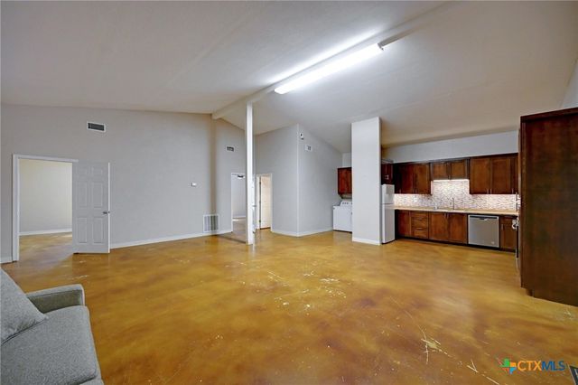 1940 S Magnolia Avenue, Luling, TX 78648