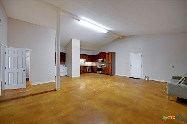 1940 S Magnolia Avenue, Luling, TX 78648