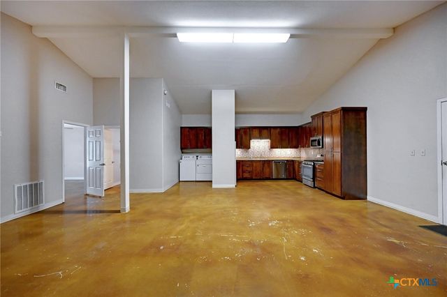 1940 S Magnolia Avenue, Luling, TX 78648