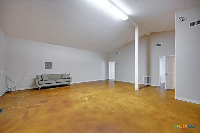 1940 S Magnolia Avenue, Luling, TX 78648