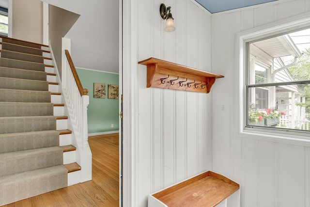 7 Oakridge Ave, Natick, MA 01760