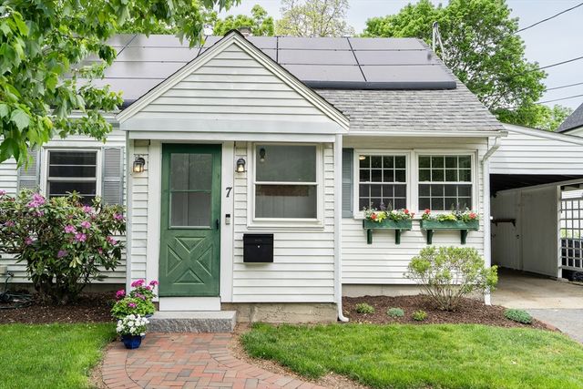 7 Oakridge Ave, Natick, MA 01760