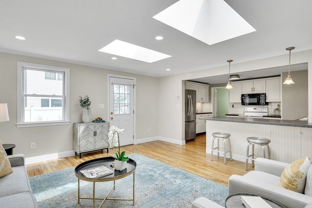 7 Oakridge Ave, Natick, MA 01760