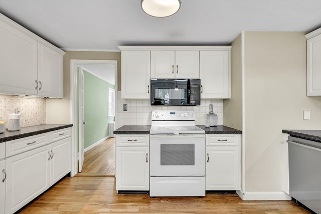 7 Oakridge Ave, Natick, MA 01760
