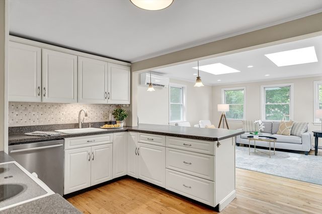 7 Oakridge Ave, Natick, MA 01760