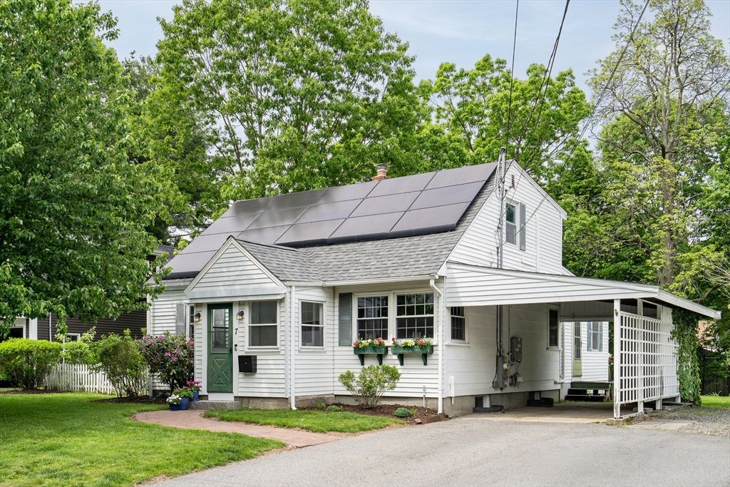 7 Oakridge Ave, Natick, MA 01760