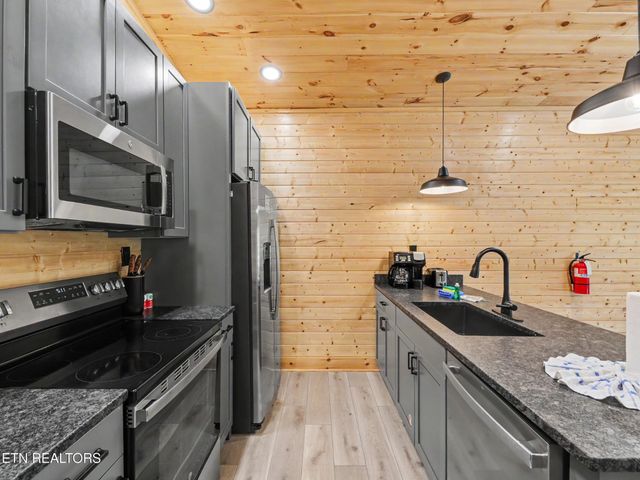 2412 Ridgehigh Pass, Sevierville, TN 37876