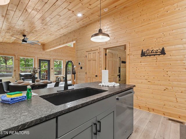 2412 Ridgehigh Pass, Sevierville, TN 37876