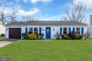 18 MIZZEN DR, Barnegat, NJ 08005