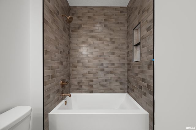 6015 RYAN Court, Bettendorf, IA 52722