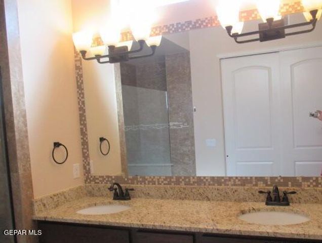 1071 IRON HILL Avenue, Santa Teresa, NM 88008