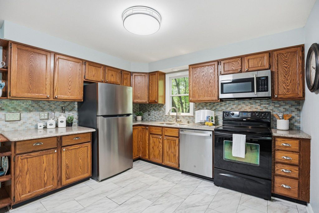 Image 13 of property listing at 1020 GRINGO CT, Lusby, MD 20657