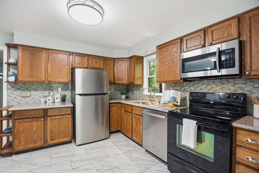 Image 14 of property listing at 1020 GRINGO CT, Lusby, MD 20657