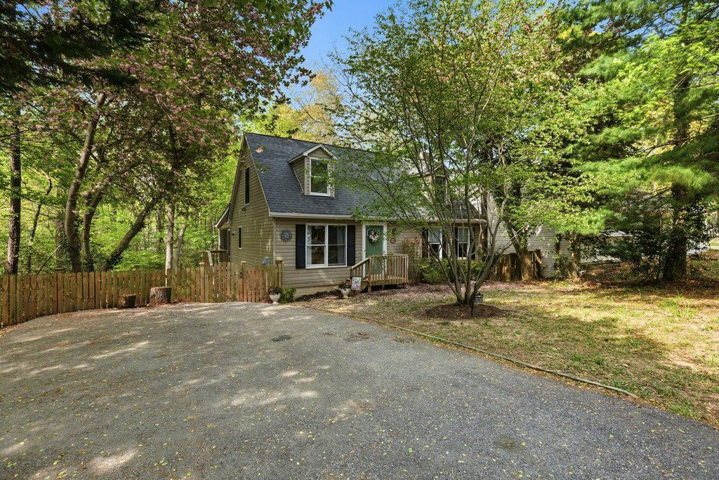 Image 3 of property listing at 1020 GRINGO CT, Lusby, MD 20657