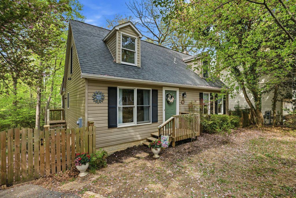 Image 4 of property listing at 1020 GRINGO CT, Lusby, MD 20657