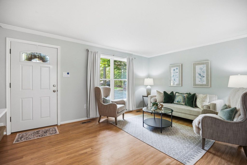 Image 7 of property listing at 1020 GRINGO CT, Lusby, MD 20657