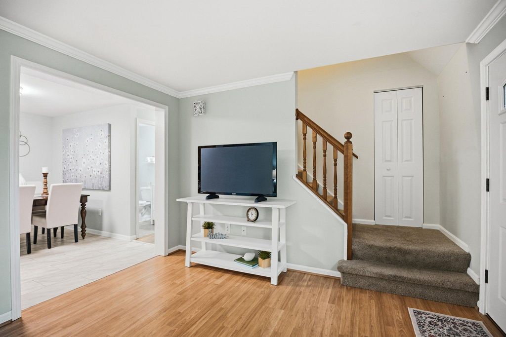 Image 10 of property listing at 1020 GRINGO CT, Lusby, MD 20657