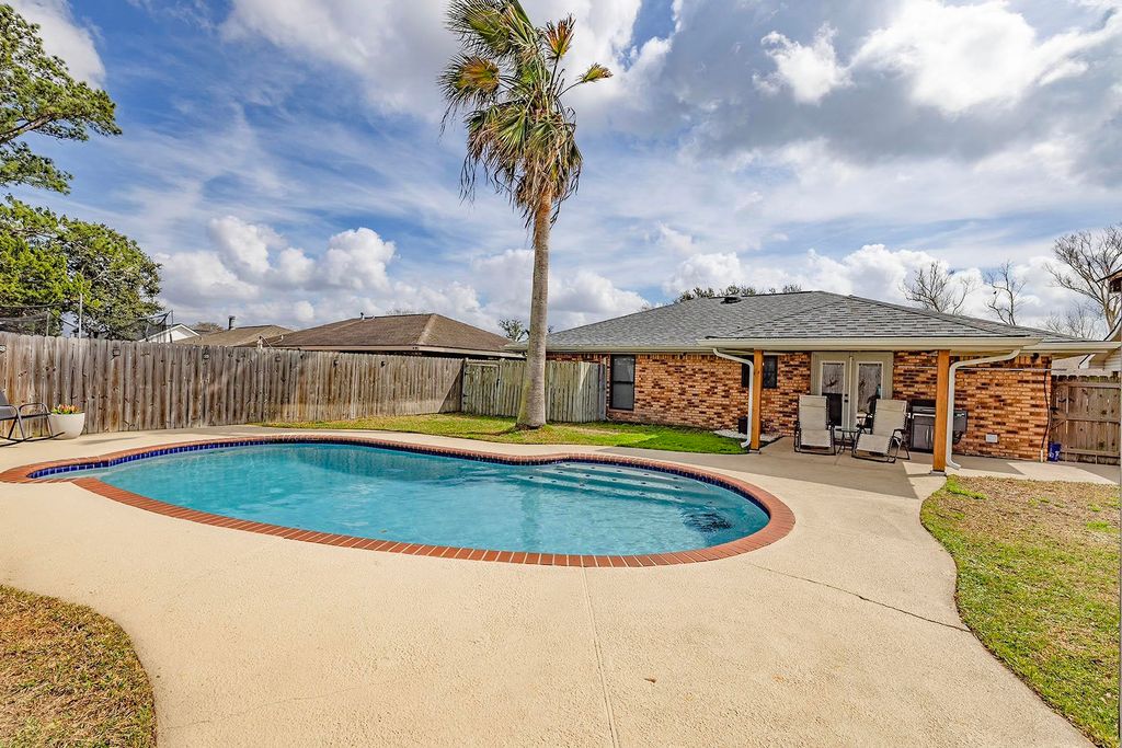 313 Louis Dr, Houma, LA 70364