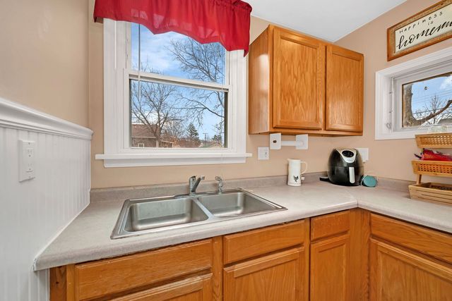 565 E Norris Drive, Ottawa, IL 61350