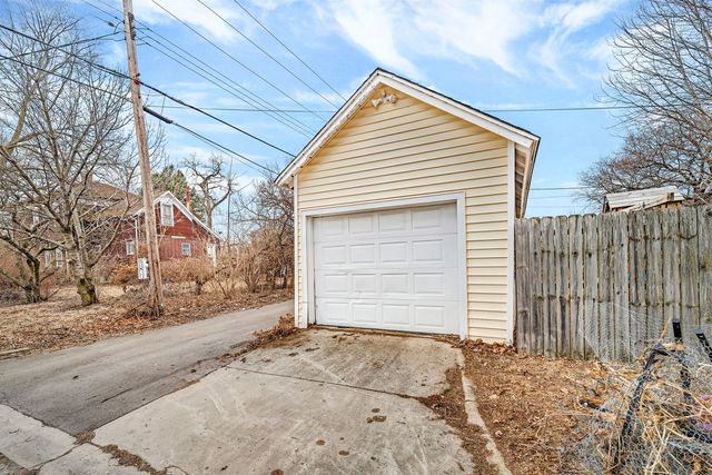 565 E Norris Drive, Ottawa, IL 61350