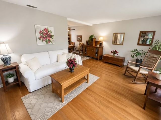 113 Holly Avenue, Darien, IL 60561