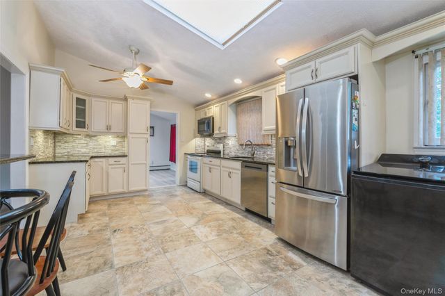 26 Huxley Lane, Ronkonkoma, NY 11779