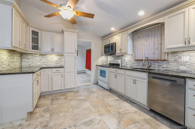 26 Huxley Lane, Ronkonkoma, NY 11779