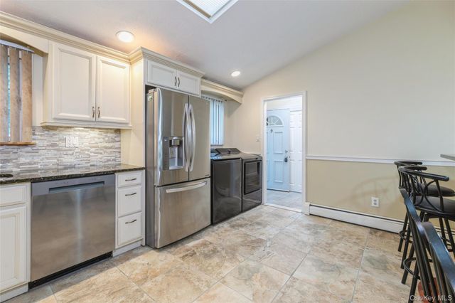26 Huxley Lane, Ronkonkoma, NY 11779