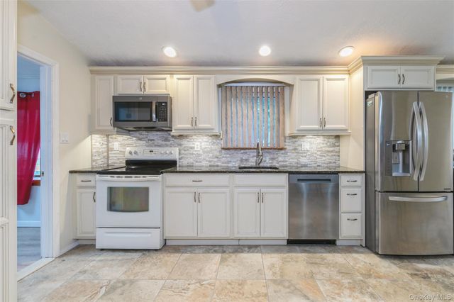 26 Huxley Lane, Ronkonkoma, NY 11779