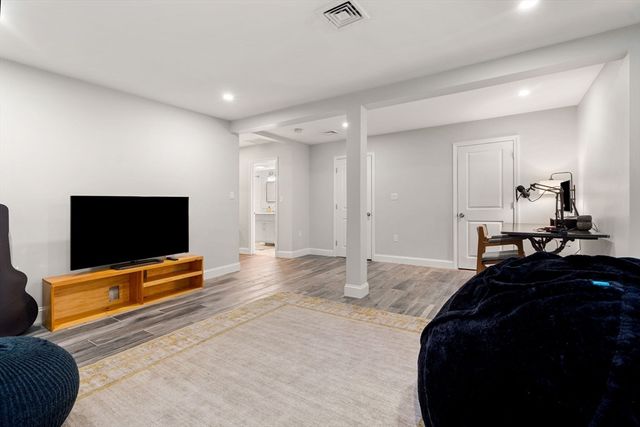 960 Summer St, Lynnfield, MA 01940