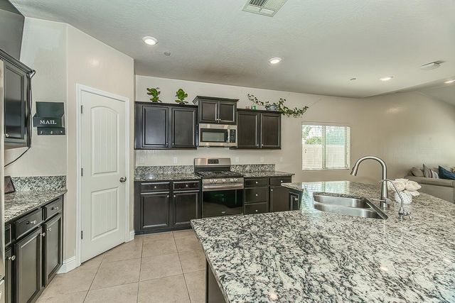 1613 N Ellendale Avenue, Fresno, CA 93722