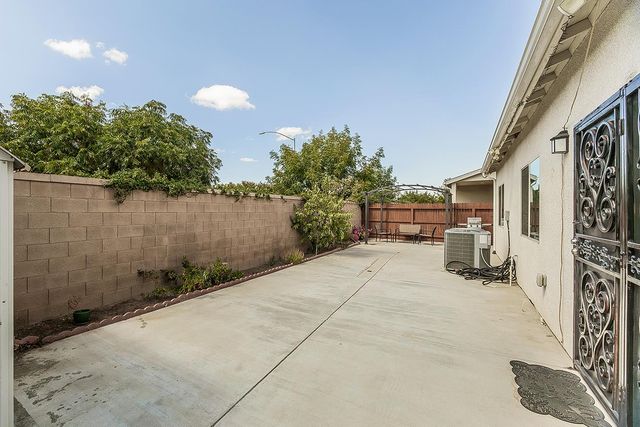 1613 N Ellendale Avenue, Fresno, CA 93722