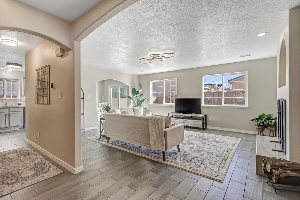 Image 3 of property listing at 5504 Benson Court NW, Albuquerque, NM 87120