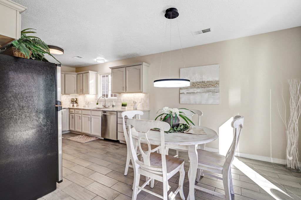 Image 5 of property listing at 5504 Benson Court NW, Albuquerque, NM 87120