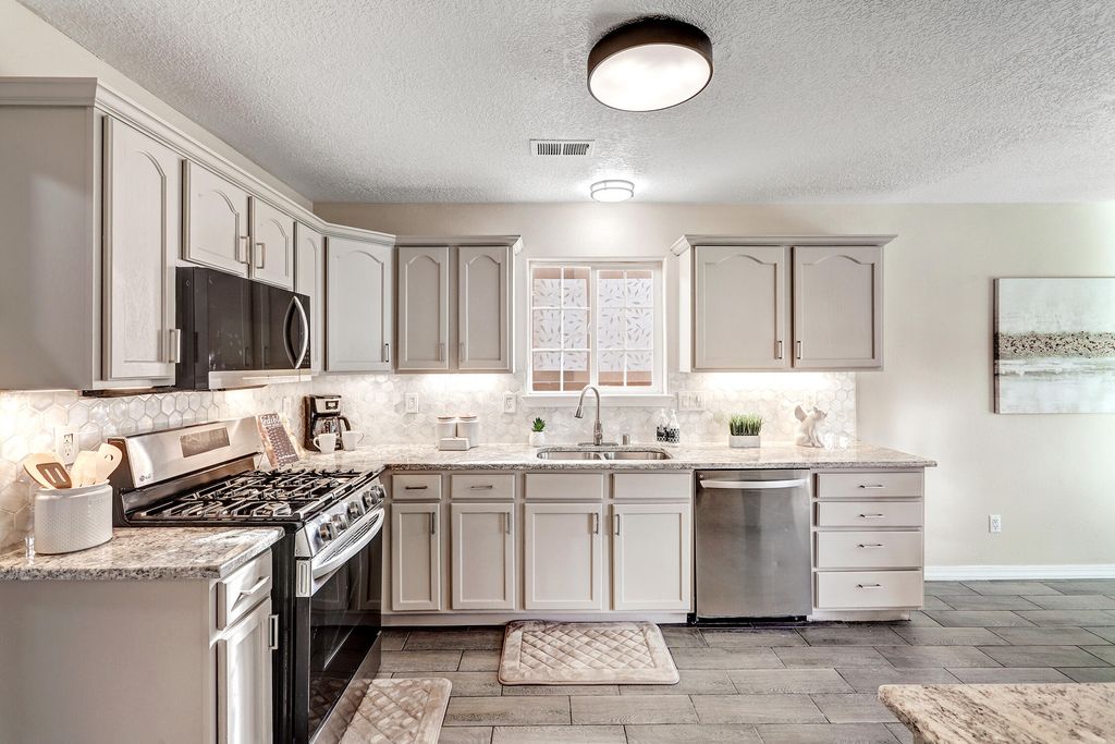 Image 7 of property listing at 5504 Benson Court NW, Albuquerque, NM 87120