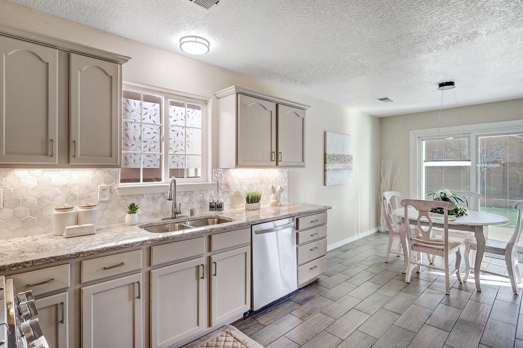 Image 8 of property listing at 5504 Benson Court NW, Albuquerque, NM 87120