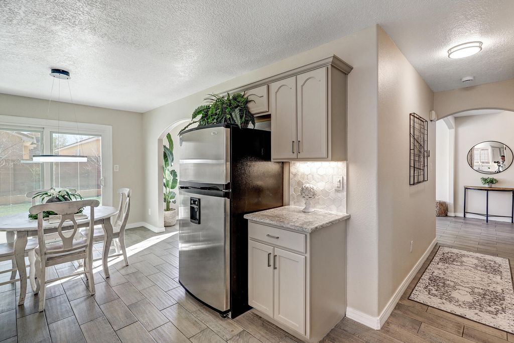 Image 9 of property listing at 5504 Benson Court NW, Albuquerque, NM 87120