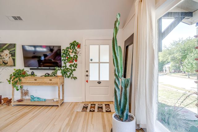 2901 Willing Avenue, Fort Worth, TX 76110