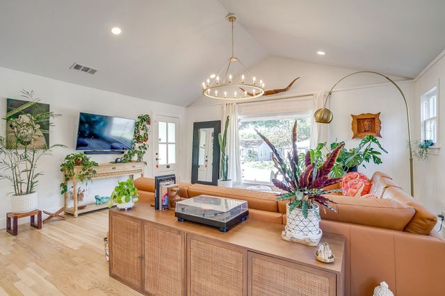 2901 Willing Avenue, Fort Worth, TX 76110