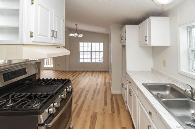 4 Lily Court, Highland Mills, NY 10930