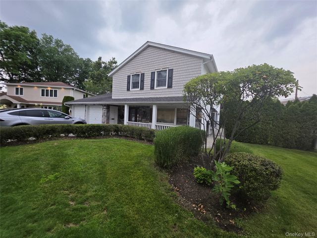 89 Brook Court S, New Hyde Park, NY 11040