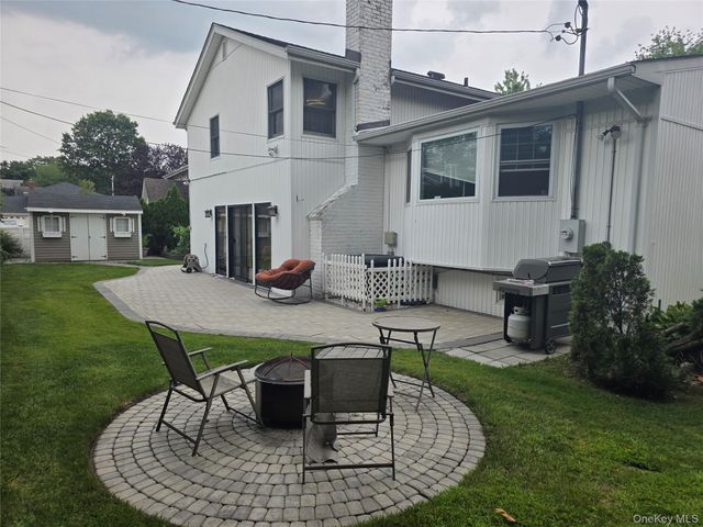 89 Brook Court S, New Hyde Park, NY 11040