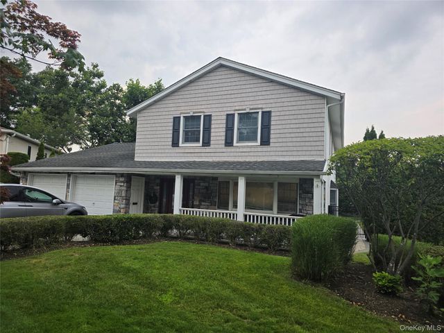 89 Brook Court S, New Hyde Park, NY 11040